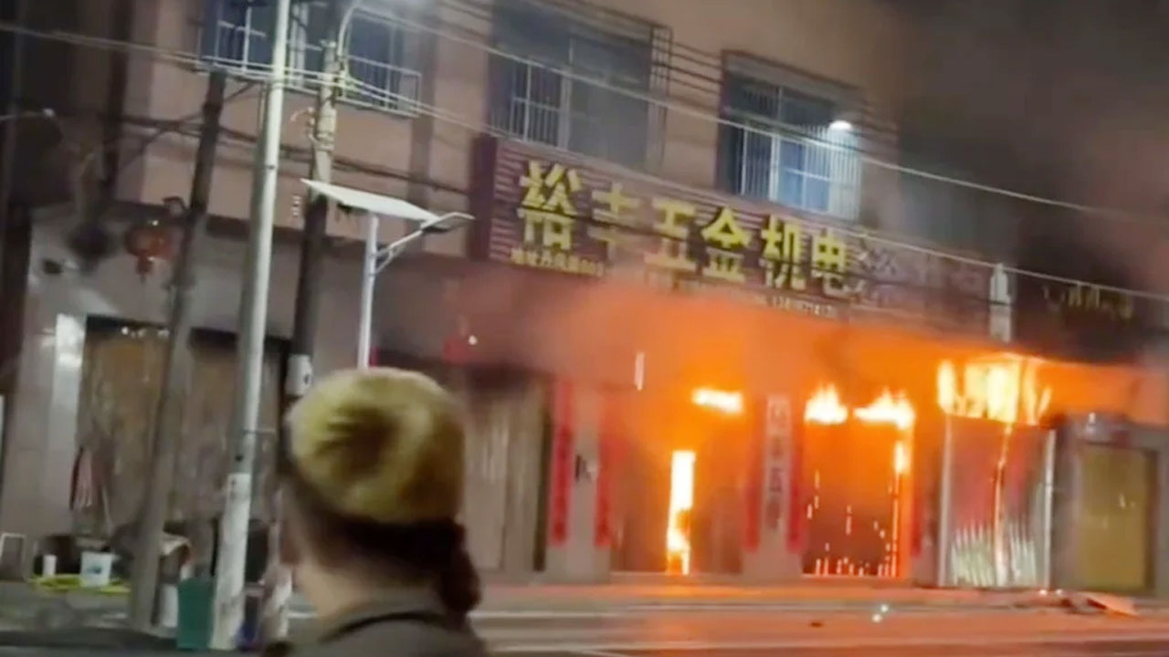 চীনে আবাসিক ভবনে আগুন লেগে নিহত ১২