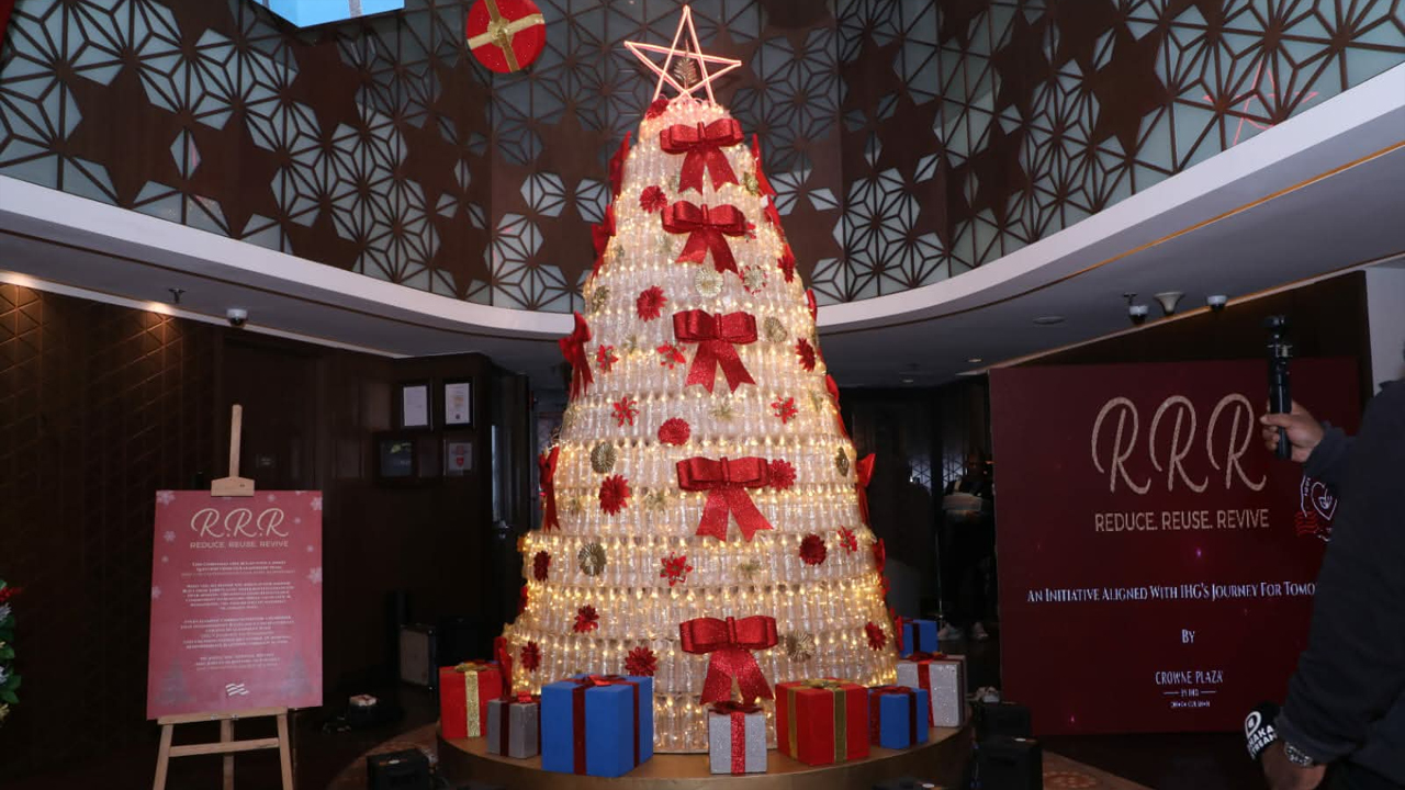 ওয়েস্ট টু ওয়ান্ডার: ব্যবহৃত প্লাস্টিক বোতলে তৈরি করা হলো ক্রিসমাস ট্রি