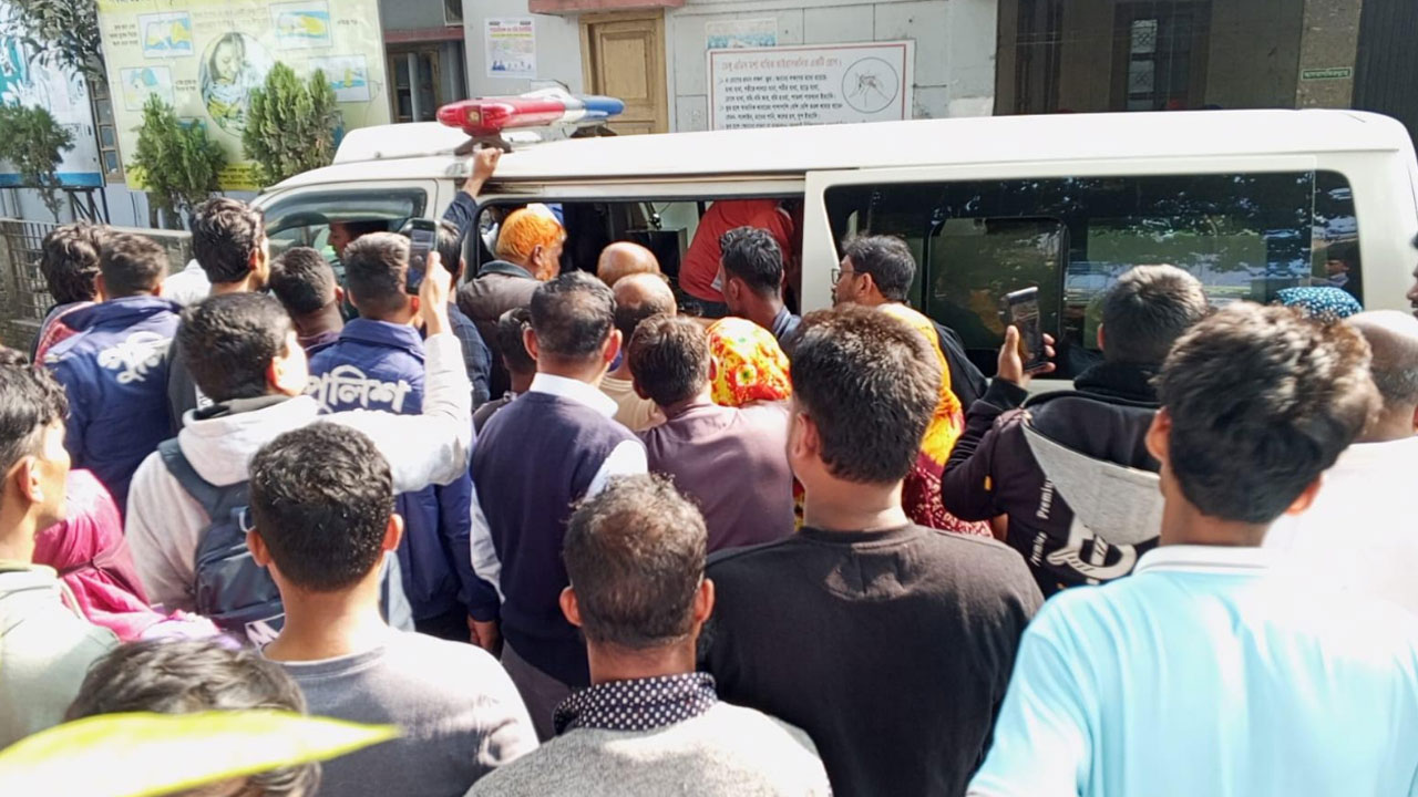 পুলিশের ফায়ারিং অনুশীলন থেকে মোটরসাইকেল আরোহী গুলিবিদ্ধ