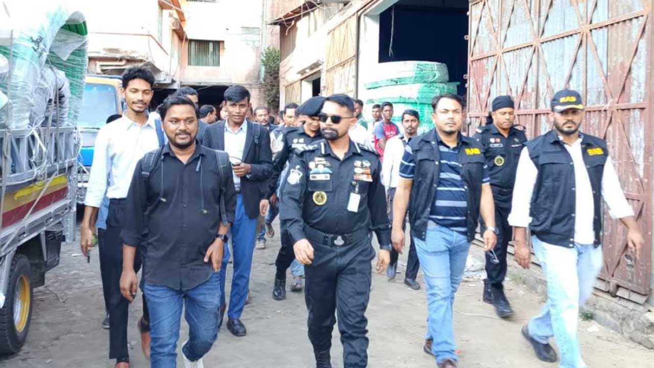 চট্টগ্রামে বৈদ্যুতিক সরঞ্জাম কারখানায় অভিযান, ১২ লাখ টাকা জরিমানা