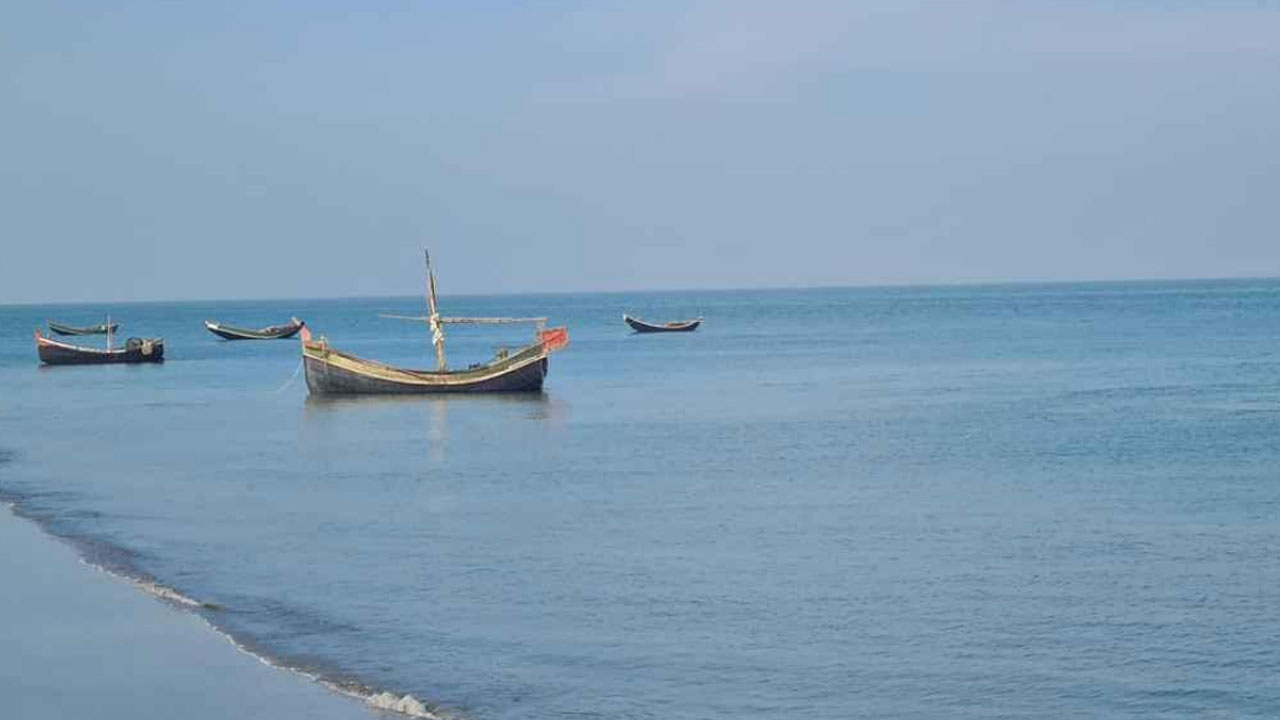 ৪৫ যাত্রী নিয়ে চরে আটকে আছে সেন্ট মার্টিনগামী ট্রলার