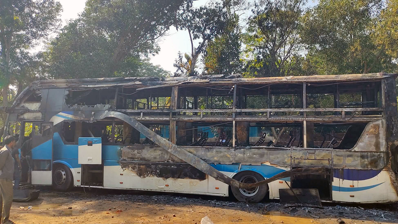 কক্সবাজারে দাঁড়িয়ে থাকা বাসে হঠাৎ আগুন