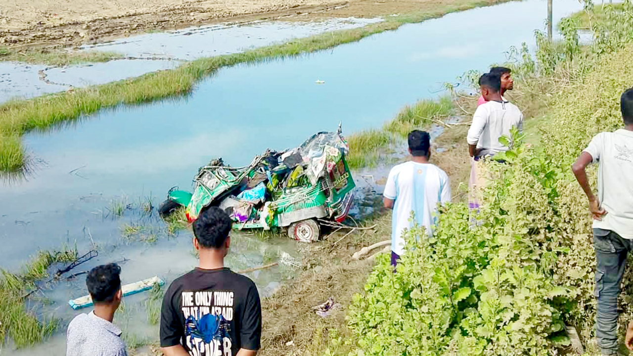 মাছবোঝাই মিনি ট্রাকের সঙ্গে সিএনজির সংঘর্ষ, নিহত ২