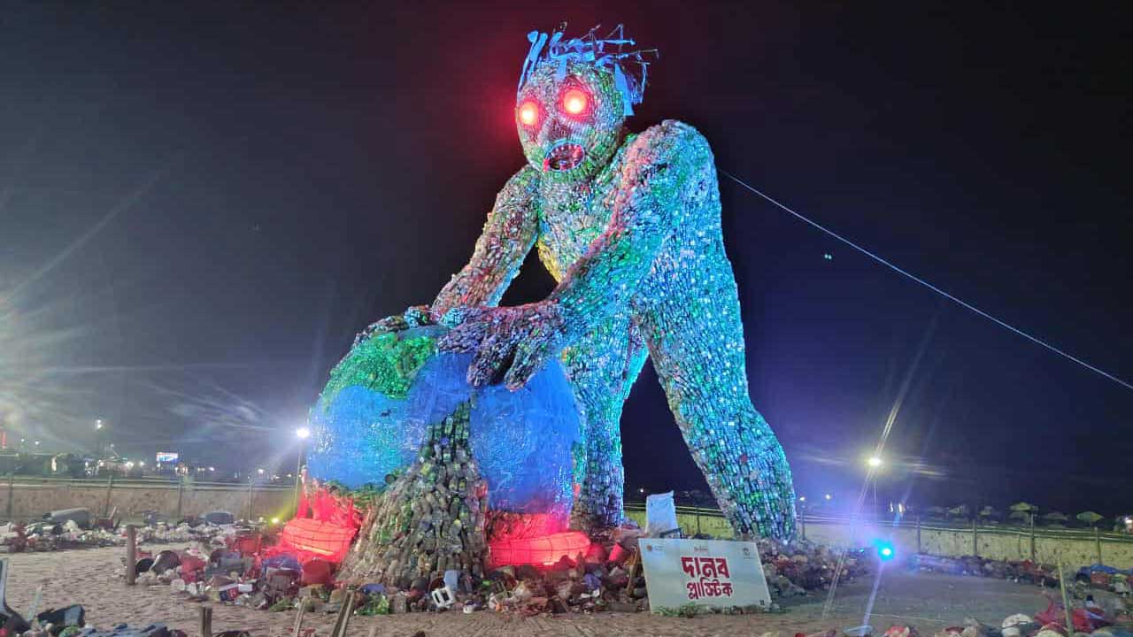 কক্সবাজার সৈকতে ৬ মেট্রিক টন প্লাস্টিক দিয়ে তৈরি হলো দানব ভাস্কর্য