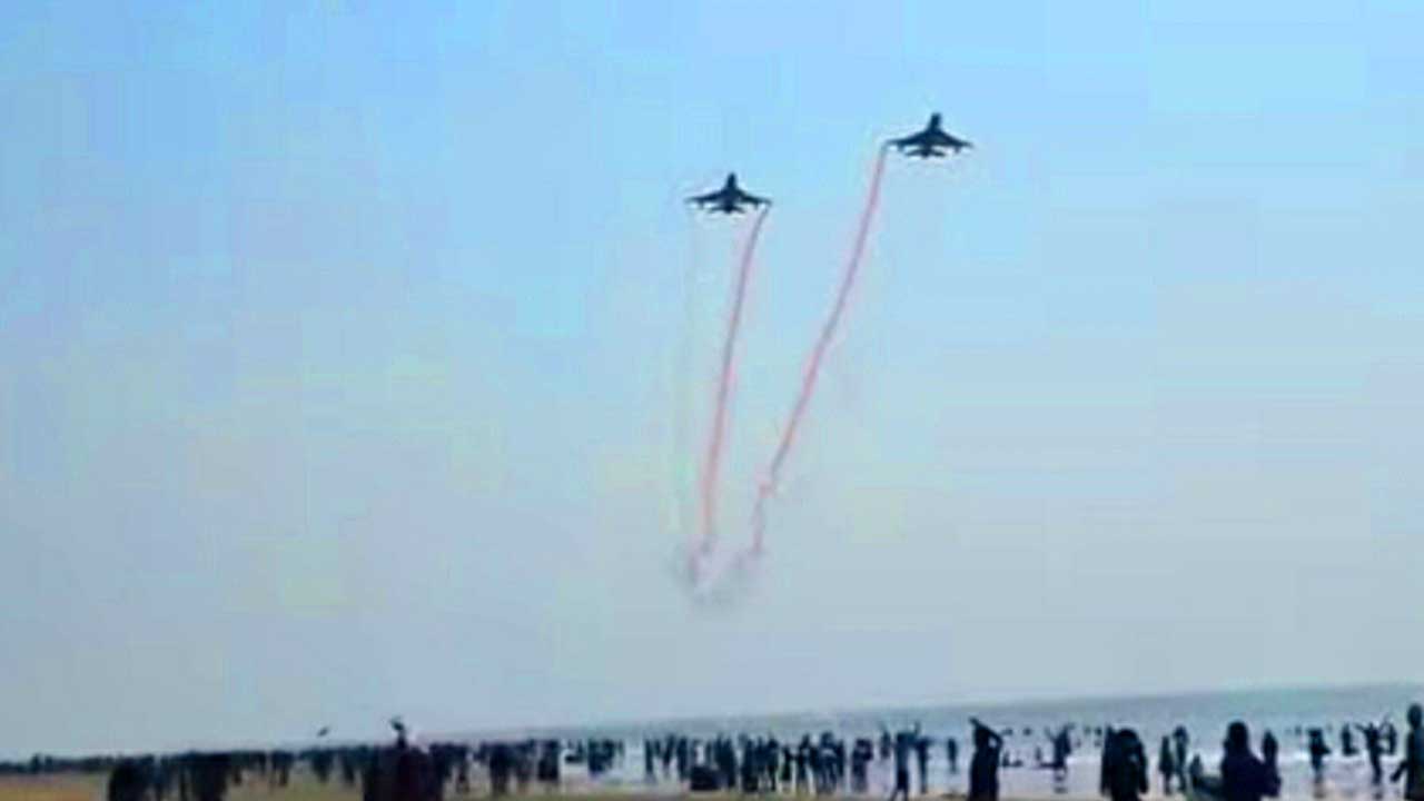 বিমান বাহিনীর ফ্লাই পাস্টে রঙিন হলো কক্সবাজারের আকাশ