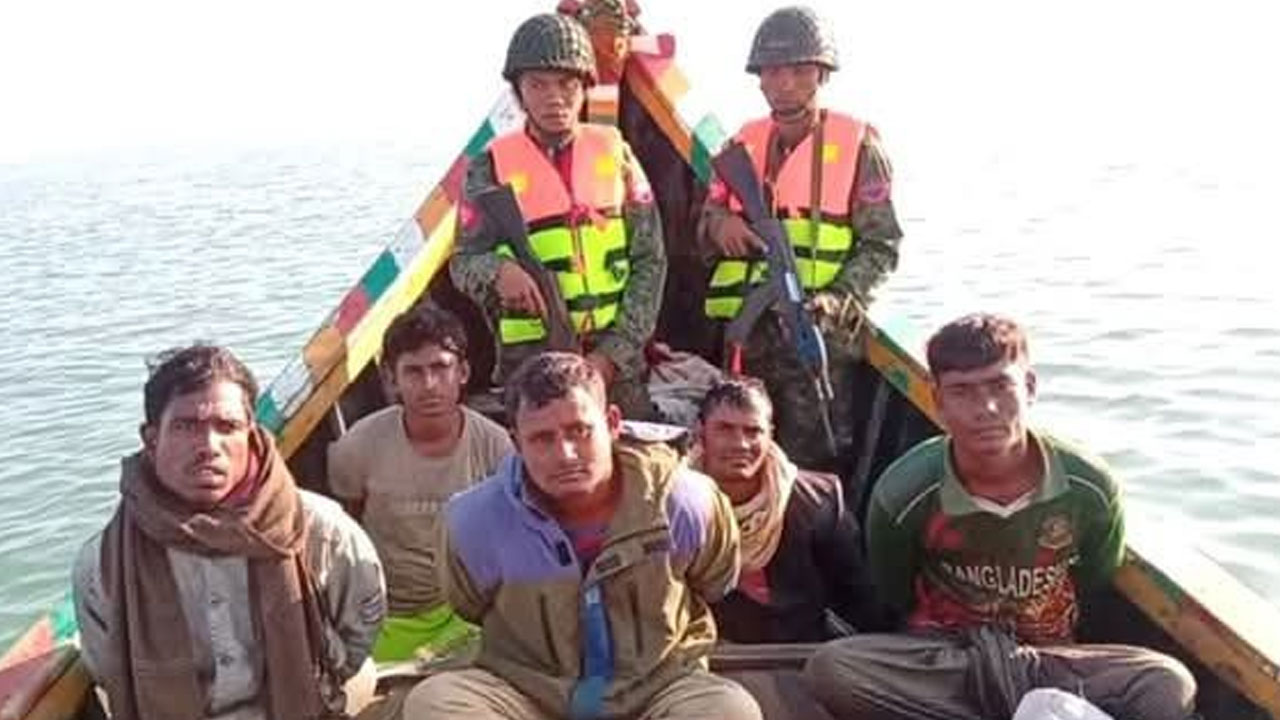 দুই ট্রলারসহ ৯ জেলেকে ধরে নিয়ে গেল আরকান আর্মি