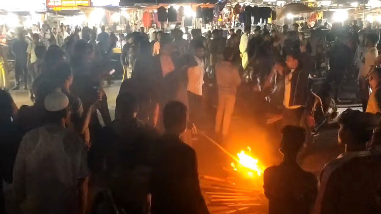 চট্টগ্রাম–১৫ আসনে বিএনপির প্রার্থী পরিবর্তনের দাবিতে অবরোধ