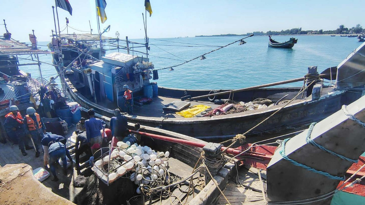 মিয়ানমারে পাচারের পথে সিমেন্টভর্তি দুটি বোট জব্দ, গ্রেপ্তার ২২