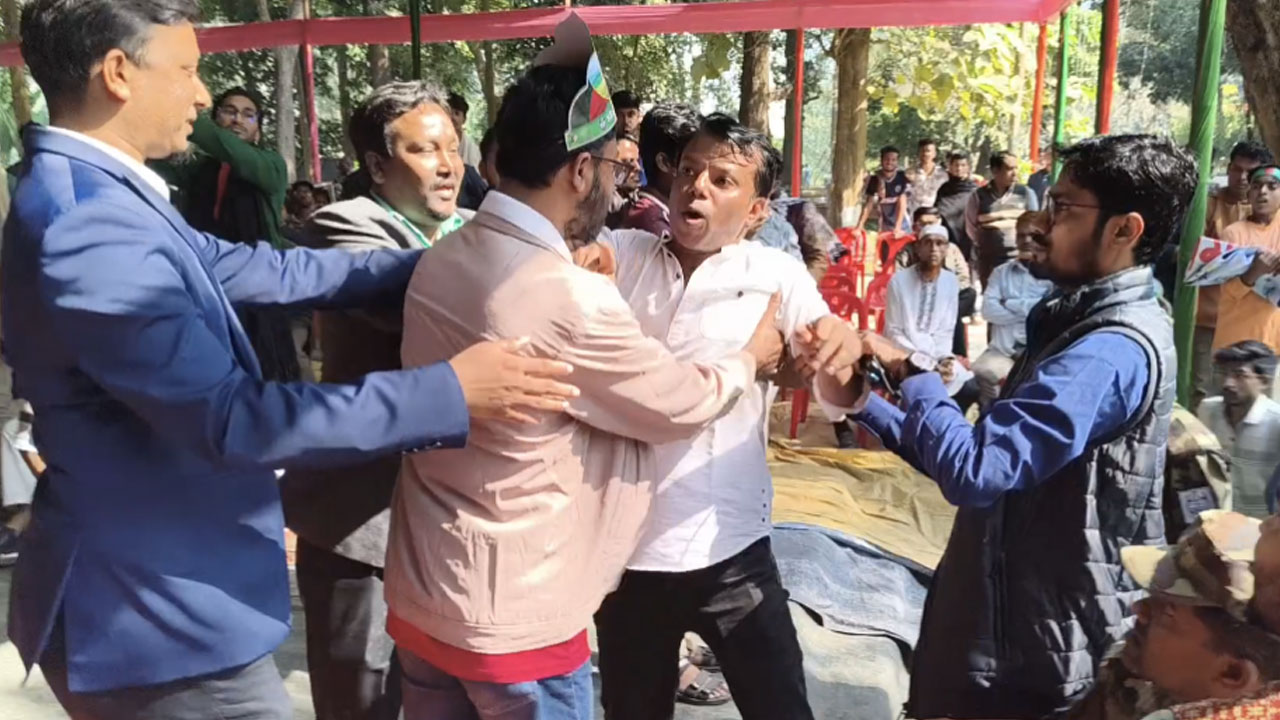 চাকসু ভিপিকে মারতে তেড়ে এলেন চবি ছাত্রদল সভাপতি