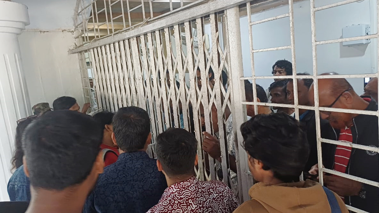 উপ-উপাচার্যের বিতর্কিত মন্তব্য ঘিরে চবির প্রশাসনিক ভবনে তালা