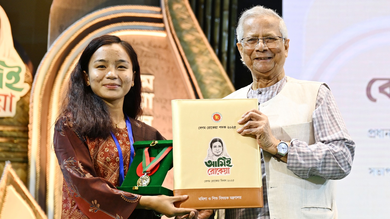 বেগম রোকেয়া পদক ঋতুপর্ণার কাছে ‘বিশেষ’