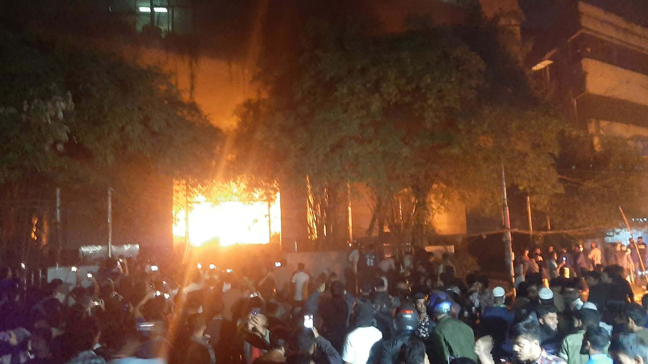 ক্রেনে নামানো হচ্ছে ডেইলি স্টারে আটকে পড়া সাংবাদিকদের