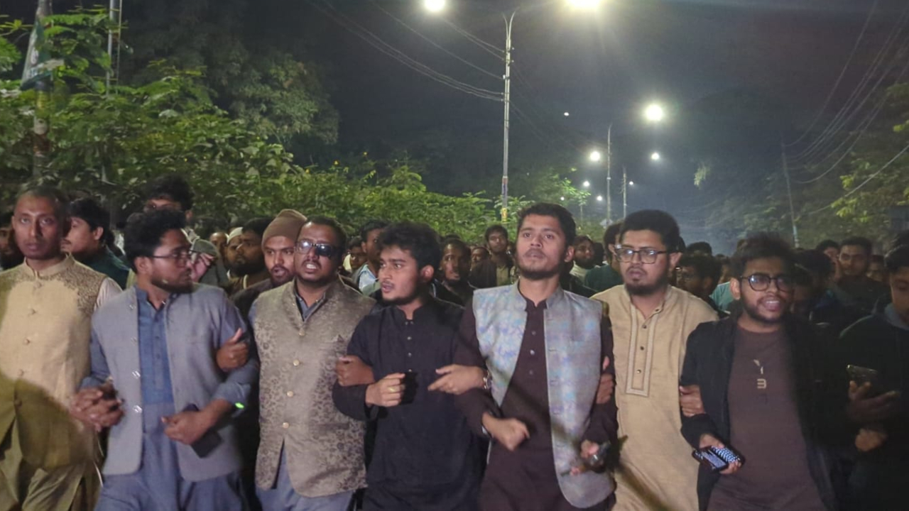 ওসমান হাদিকে গুলি করে হত্যাচেষ্টার প্রতিবাদে ডাকসুর বিক্ষোভ মিছিল