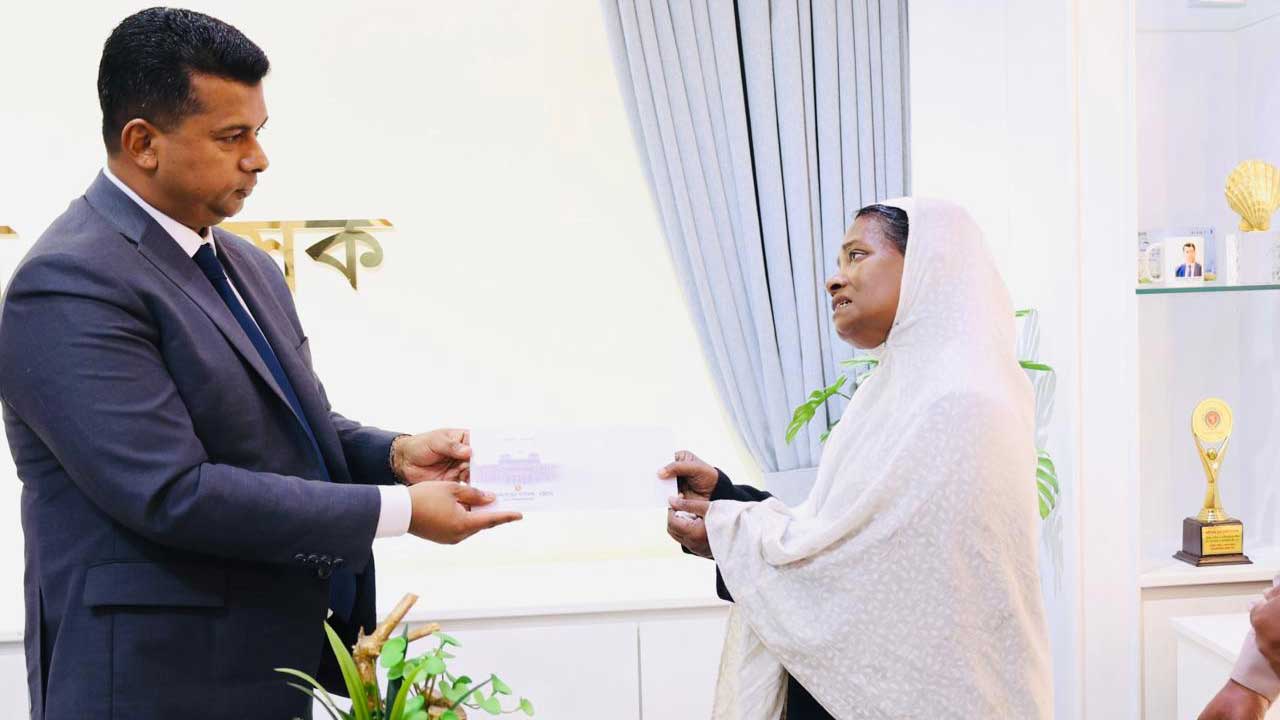 স্বীকৃতিহীন শহীদ এএসআই আব্দুল লতিফের পরিবারের পাশে ডিসি