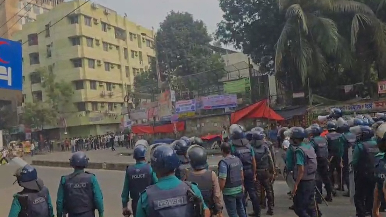 সাউন্ড গ্রেনেড-টিয়ারশেলে নিয়ন্ত্রণে এলো দুই কলেজ শিক্ষার্থীদের সংঘর্ষ