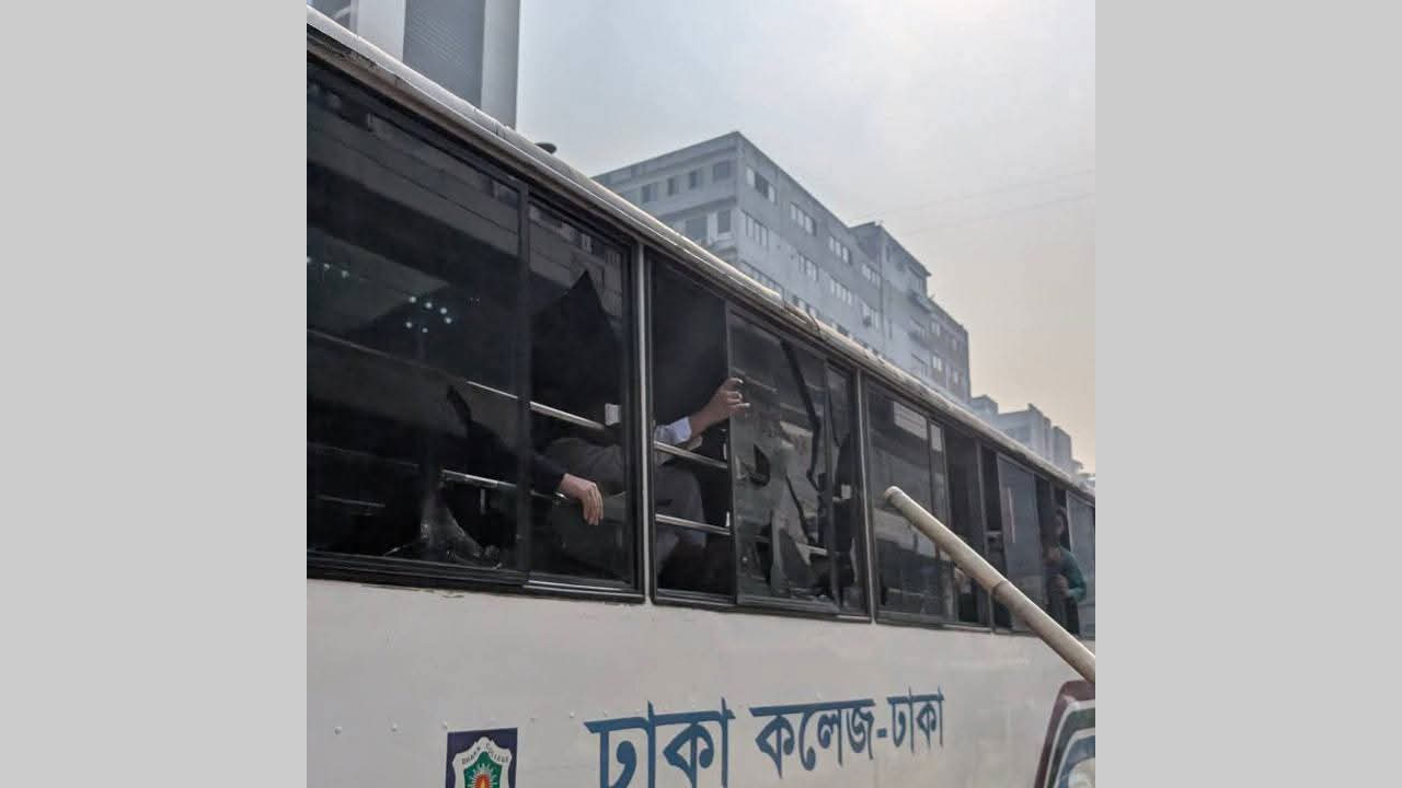 ঢাকা কলেজের দুই বাস ভাঙচুর, বুধবার থেকে বন্ধ সব রুটের বাস সার্ভিস