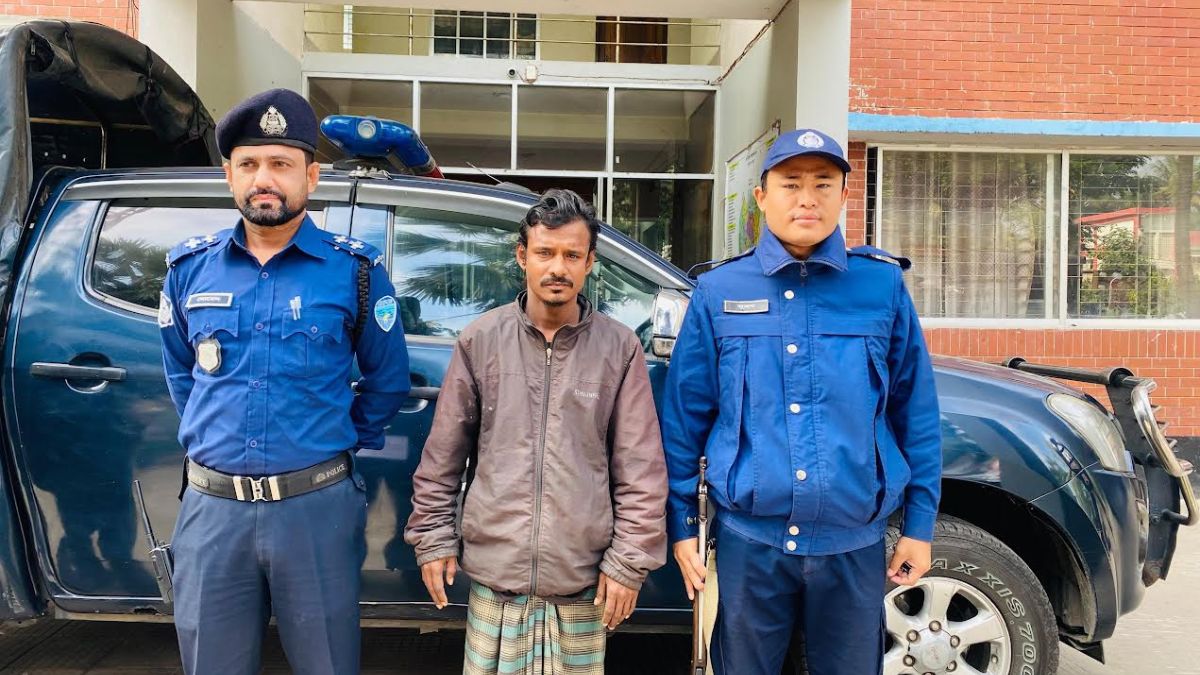 চট্টগ্রামে সড়কে পড়ে থাকা সেই দুই শিশুর বাবা পুলিশ হেফাজতে