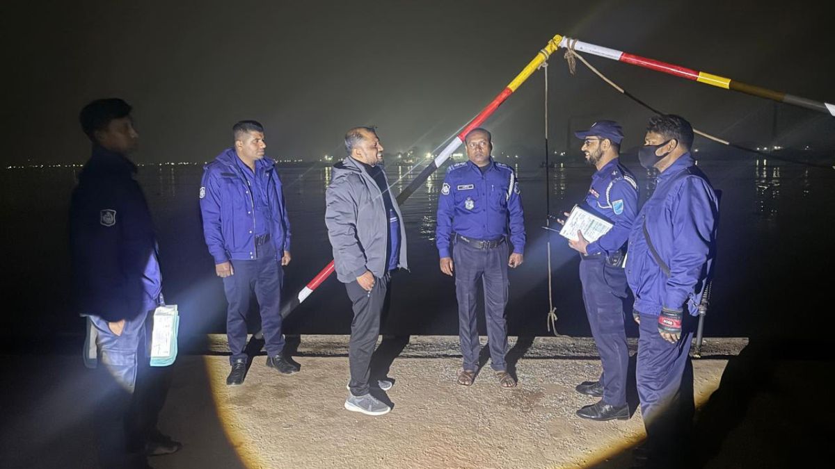 ফেরি থেকে ট্রাকসহ পাঁচ গাড়ি নিয়ে পড়লো ধলেশ্বরীতে, নিখোঁজ ১