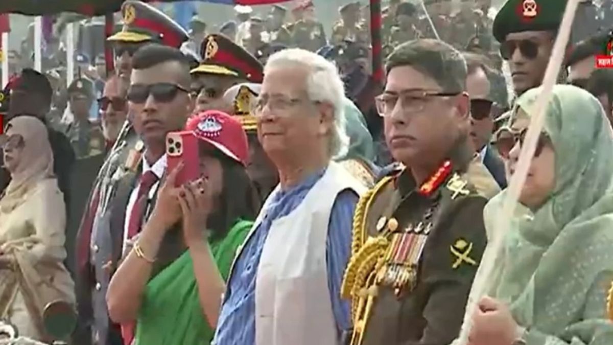 বিজয় দিবসে সশস্ত্র বাহিনীর অনুষ্ঠানে উপস্থিত প্রধান উপদেষ্টা