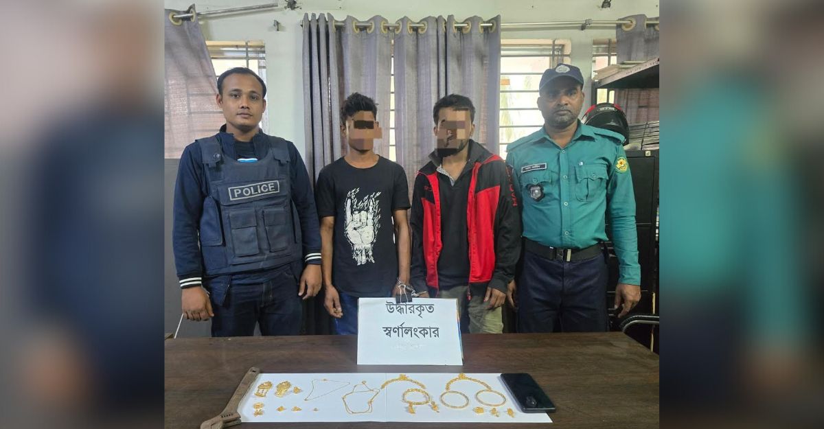 চট্টগ্রামে ভবনের জানালার গ্রিল কেটে চুরি, ৭ ভরি স্বর্ণসহ ৫ চোর গ্রেপ্তার