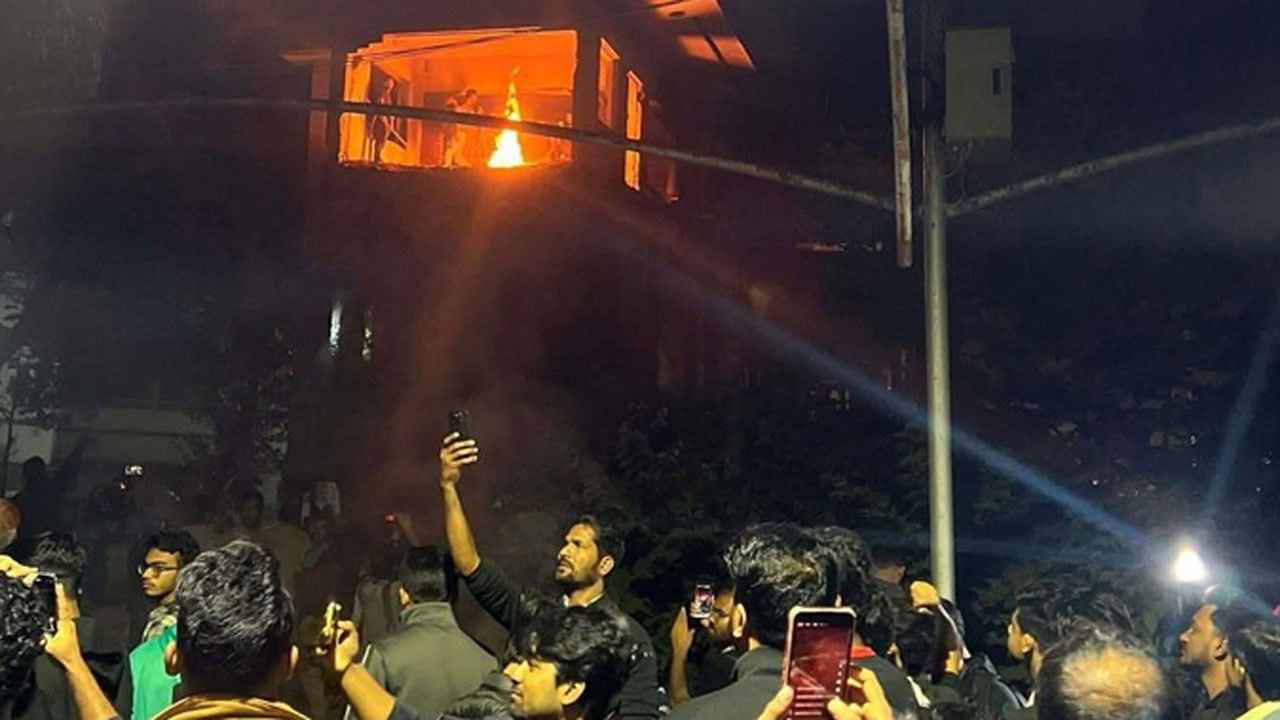 ধানমন্ডি ৩২-এ ভাঙচুর, অগ্নিসংযোগ