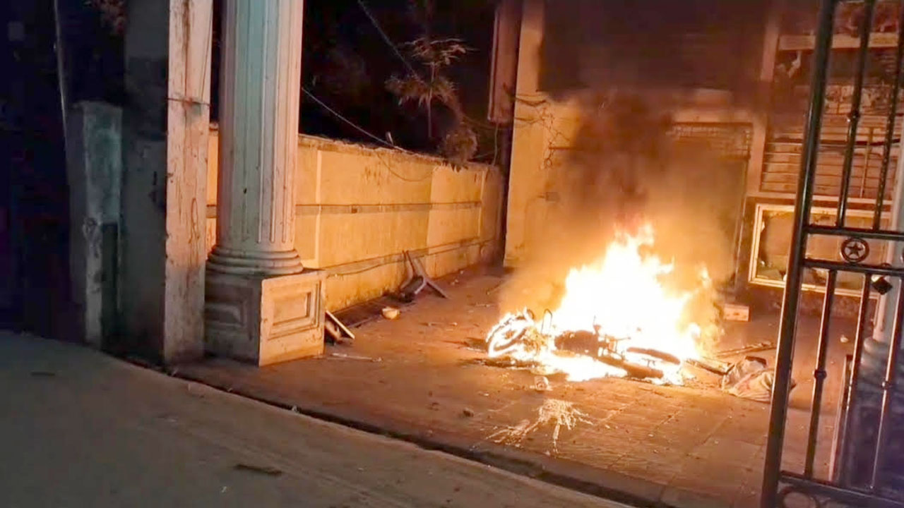 সাবেক শিক্ষামন্ত্রী নওফেলের বাসায় হামলা ও অগ্নিসংযোগ