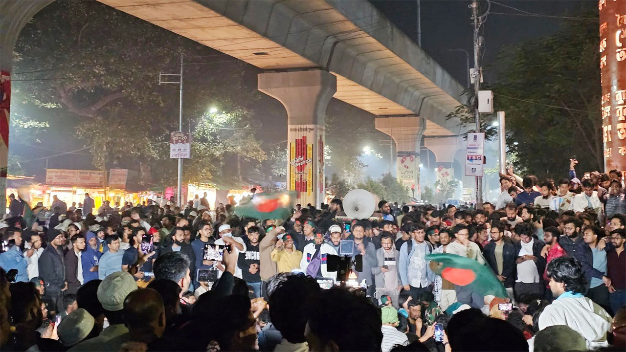 ‘হাদি হাদি’ স্লোগানে প্রকম্পিত শাহবাগ, উত্তাল রাজধানী