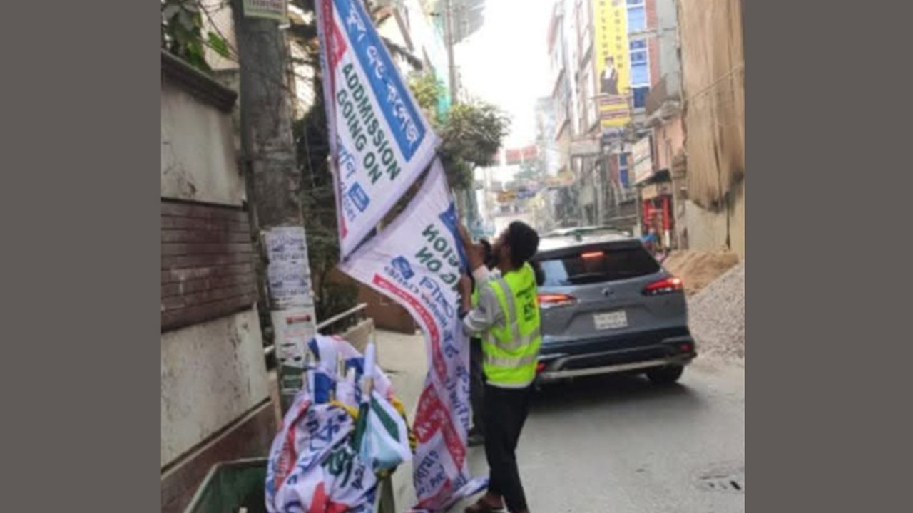 ৩৬ নম্বর ওয়ার্ডের অবৈধ ব্যানার-ফেস্টুন অপসারণ করলো ডিএনসিসি