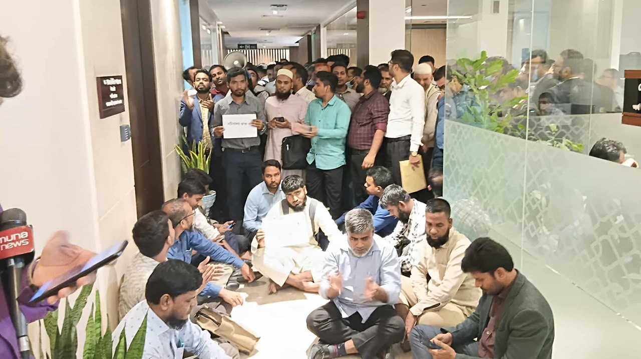 এবার উপদেষ্টার দরজার সামনে মাইক দিয়ে স্লোগান