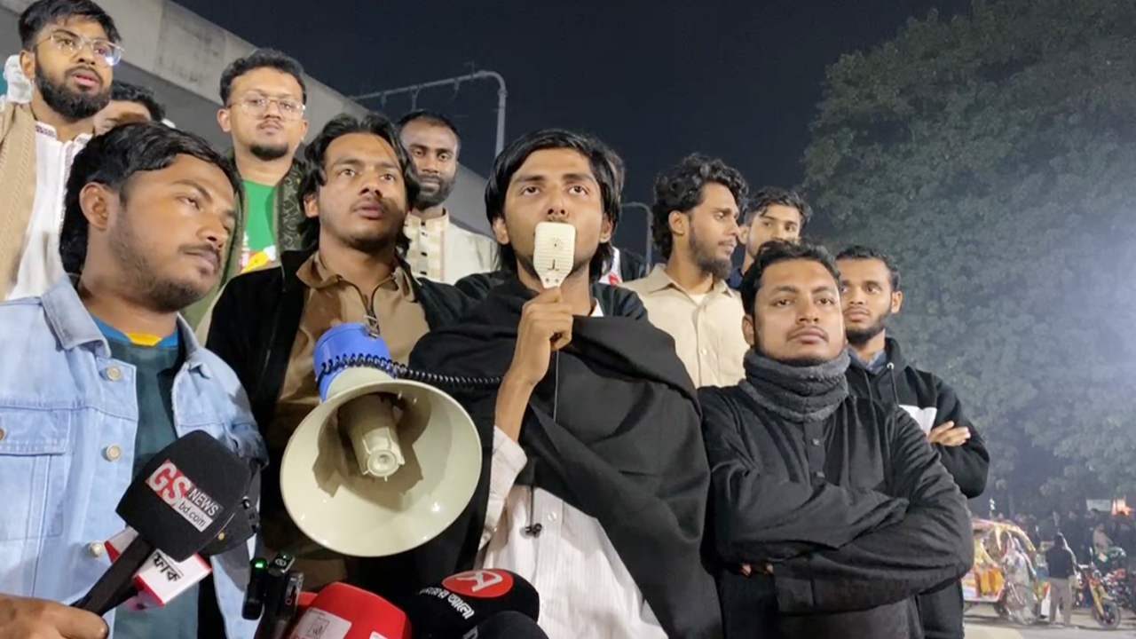 বাংলাদেশে ভারতের হস্তক্ষেপের প্রতিবাদে ঢাবিতে ‘আজাদী’ মিছিল