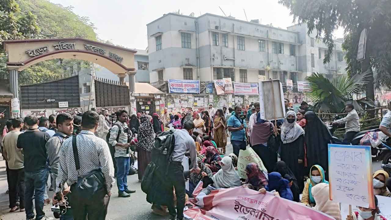 স্বাতন্ত্র্য রক্ষার দাবিতে ইডেন মহিলা কলেজ শিক্ষার্থীদের সড়ক অবরোধ