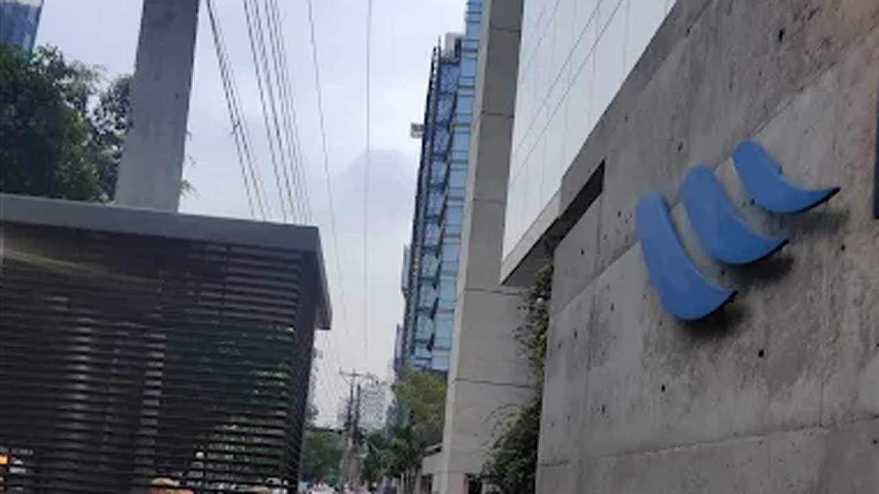 অভিবাসন প্রক্রিয়ায় অনৈতিক প্রভাব খাটানোর প্রচেষ্টা অপরাধ