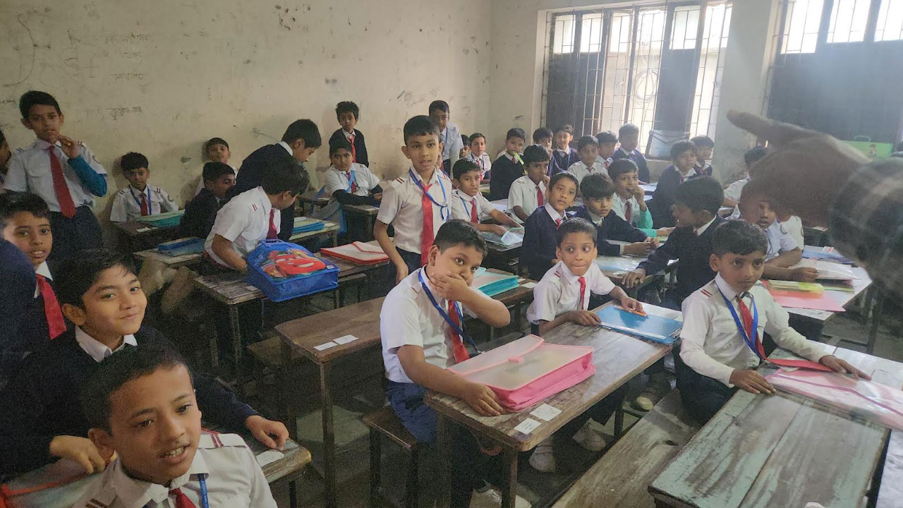 শিক্ষকদের আন্দোলন, দেড় ঘণ্টা দেরিতে শুরু হলো বার্ষিক পরীক্ষা 