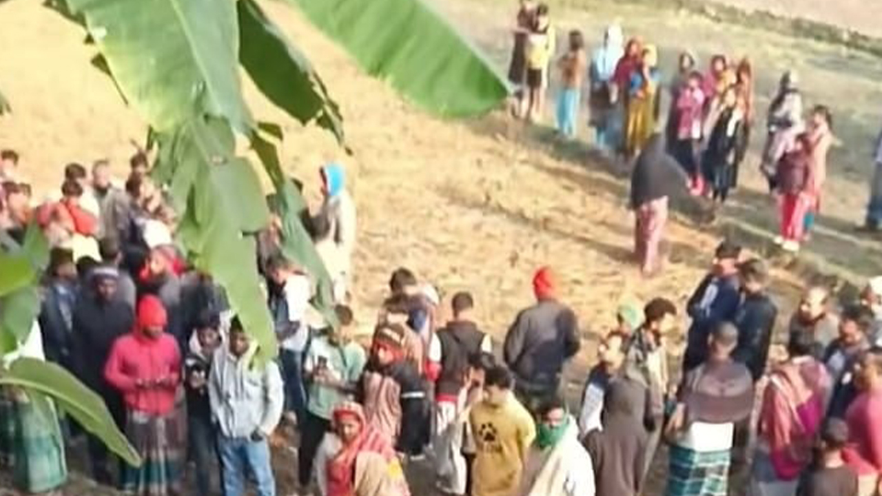 দুর্বৃত্তদের হামলায় ব্যবসায়ী নিহত, চোখ বাঁধা অবস্থায় ভ্যানচালক উদ্ধার