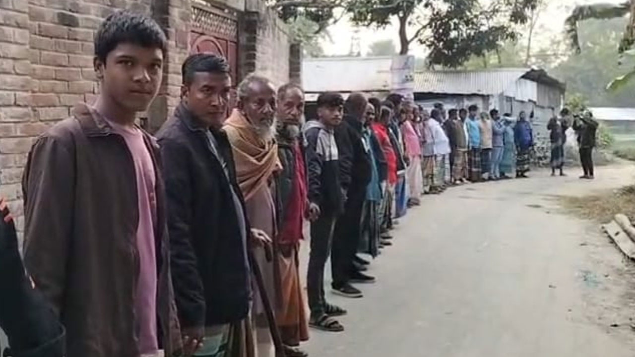 ‘বস্তাপ্রতি সারের দাম ৬শ থেকে ৭শ টাকা বেশি নেওয়া হচ্ছে’