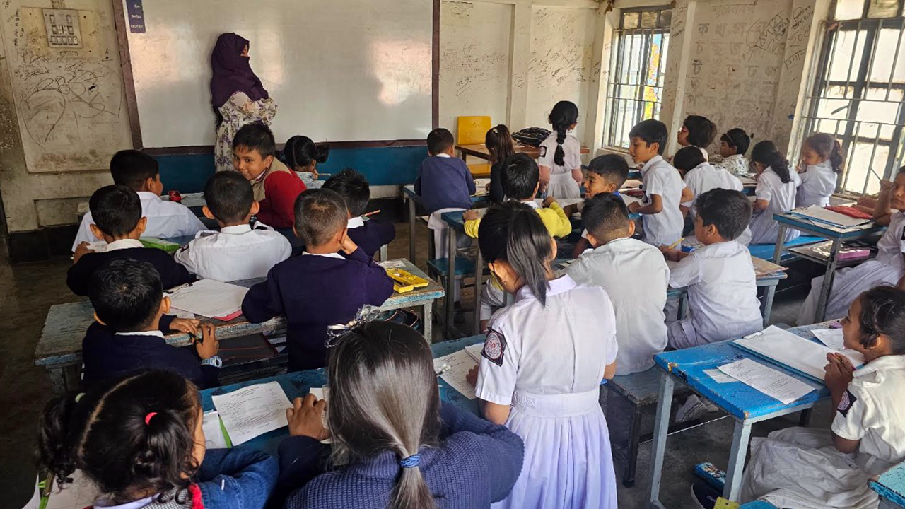 শিক্ষকদের ছাড়াই পরীক্ষা দিলো শিশুরা