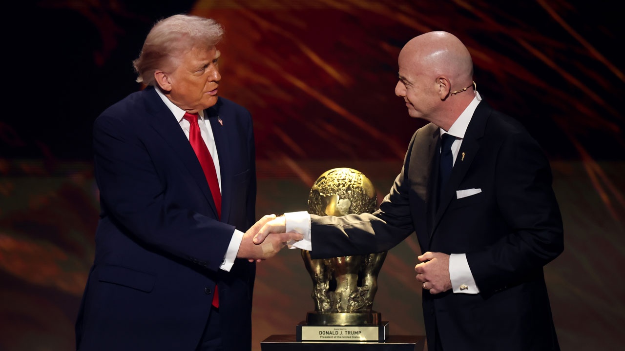 ট্রাম্পকে শান্তি পুরস্কার দিয়ে তদন্তের মুখে পড়ছেন ফিফা সভাপতি