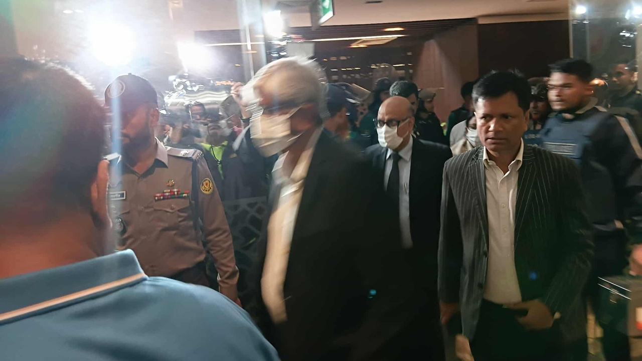 পুলিশি নিরাপত্তায় সচিবালয় ছাড়লেন অর্থ উপদেষ্টা