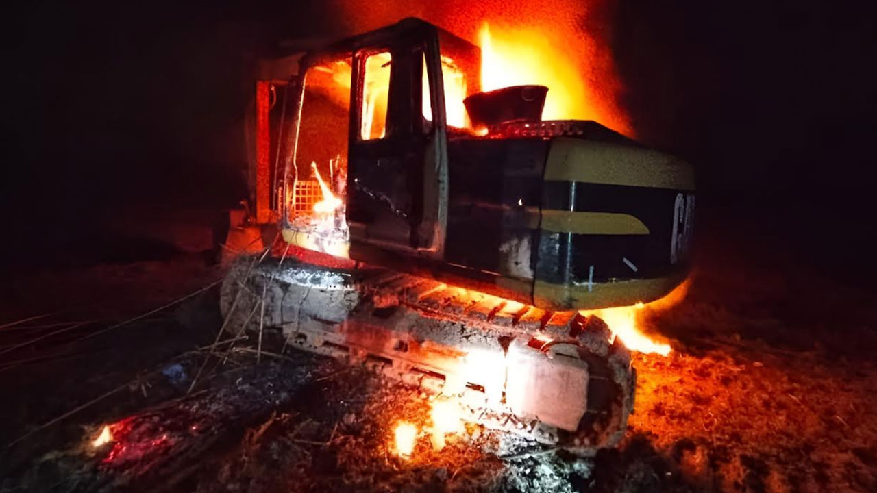 জমি নিয়ে বিরোধে, ভেকু-মোটরসাইকেল পুড়িয়ে দিল জনতা