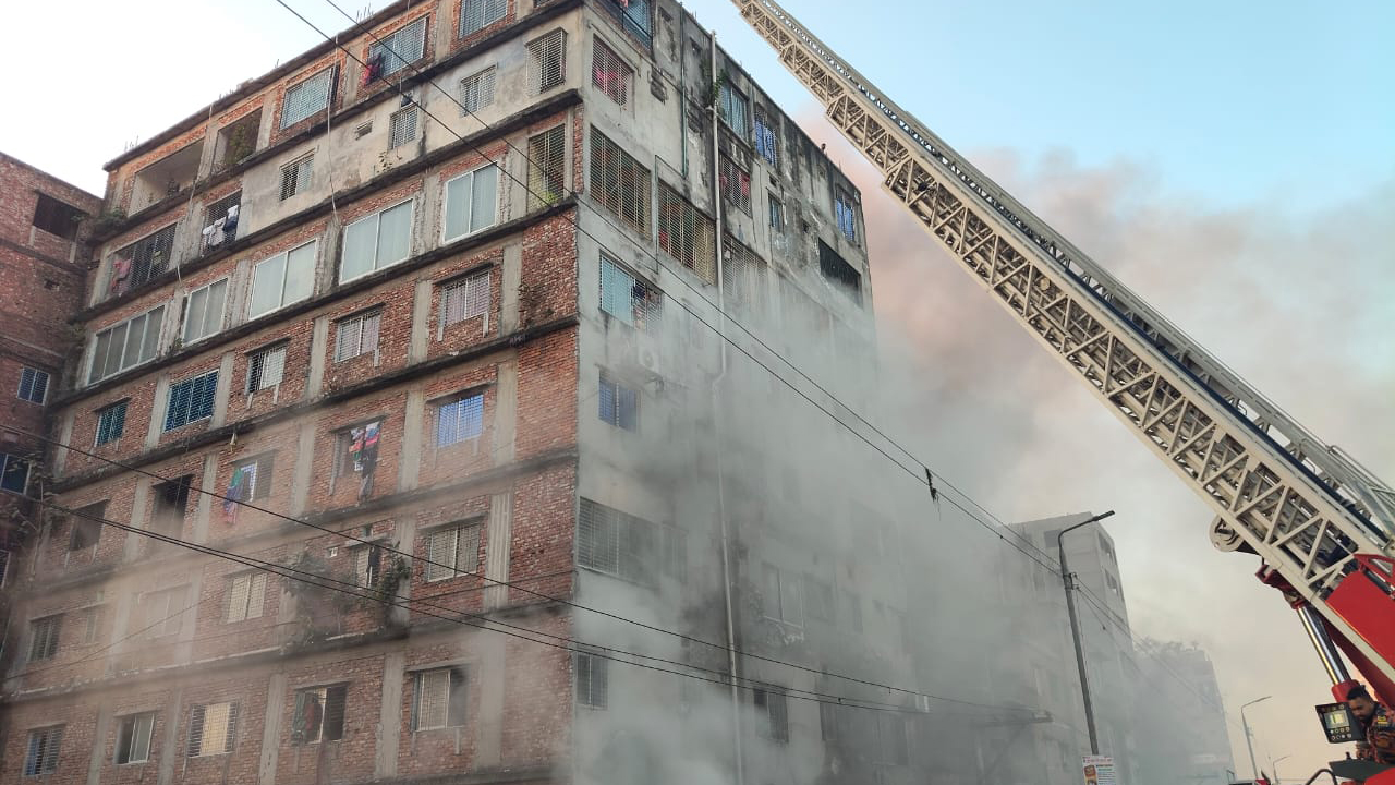 প্রায় ১২ ঘণ্টা পর কেরানীগঞ্জের সেই ভবনের আগুন নিয়ন্ত্রণে