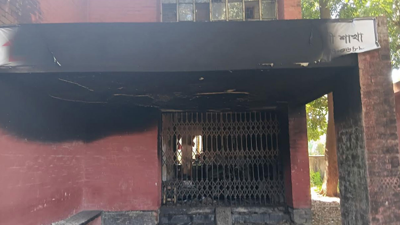 ফেনীতে গভীর রাতে গ্রামীণ ব্যাংকে আগুন