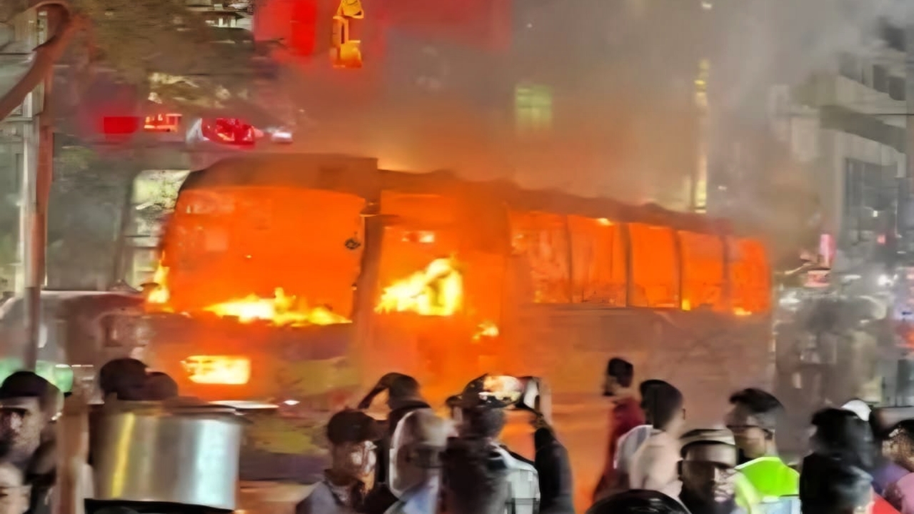 দুই দিনের ব্যবধানে বাড্ডায় ফের যাত্রীবাহী বাসে আগুন
