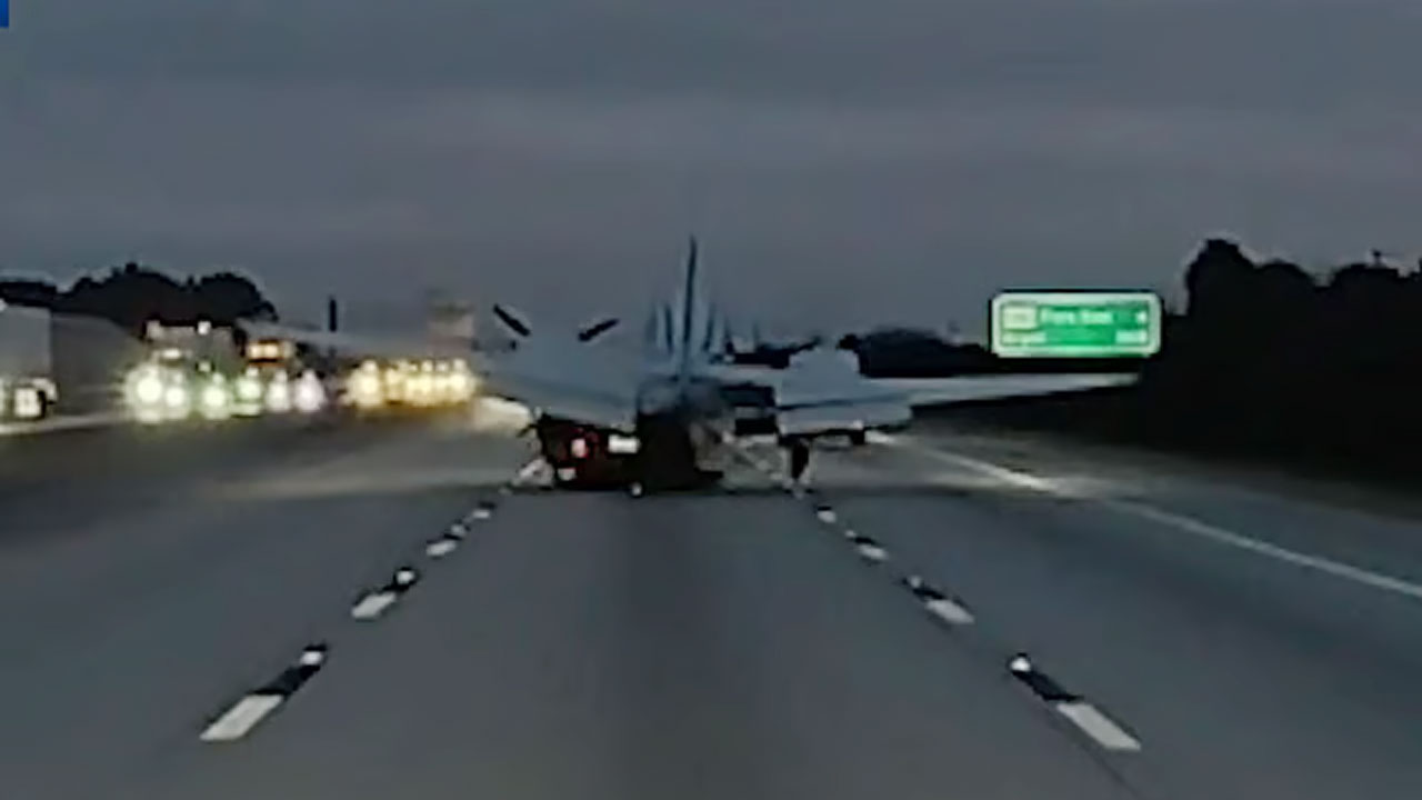 যুক্তরাষ্ট্রে চলন্ত গাড়ির ওপর আছড়ে পড়ল বিমান (ভিডিও)