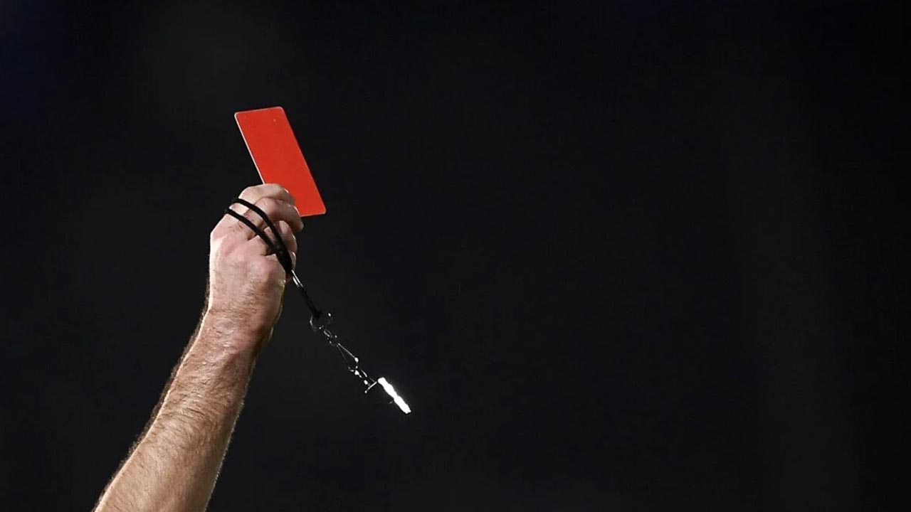 খেলা শুরুর আগেই লাল কার্ড, ফুটবলে অদ্ভুত ঘটনা