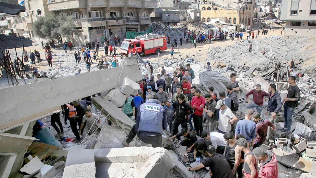 গাজার ধ্বংসস্তূপ থেকে এক পরিবারের ৩০ জনের মরদেহ উদ্ধার