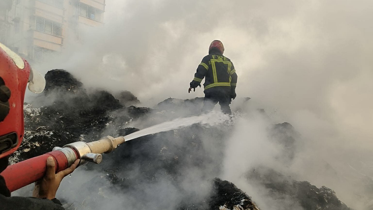 গাজীপুরে ঝুট গুদামে আগুন