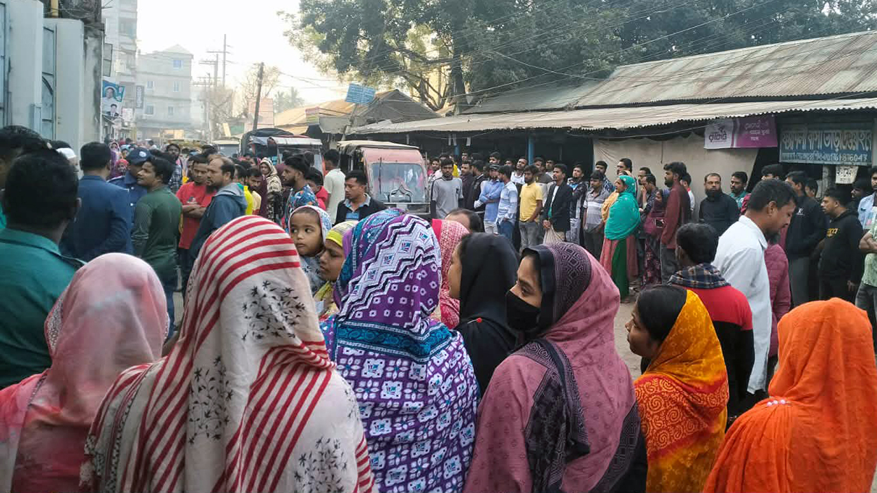 গাজীপুরে কারখানা বন্ধের প্রতিবাদে শ্রমিকদের বিক্ষোভ