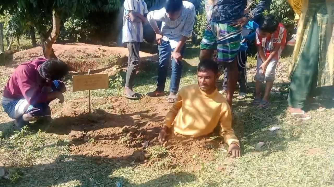 মাকে মারধর করায় ছেলেকে মাটিতে পুঁতে রাখলেন এলাকাবাসী