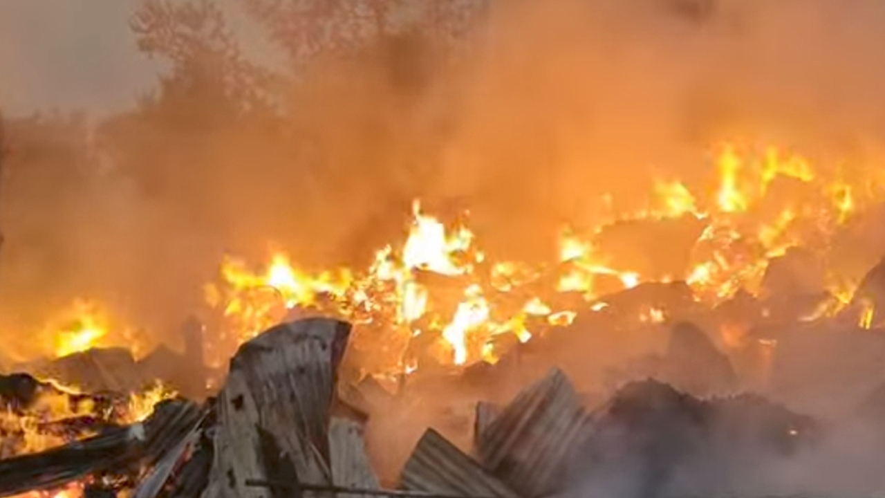 গাজীপুরে ভয়াবহ আগুন, দুটি ঝুটের গুদাম পুড়ে ছাই