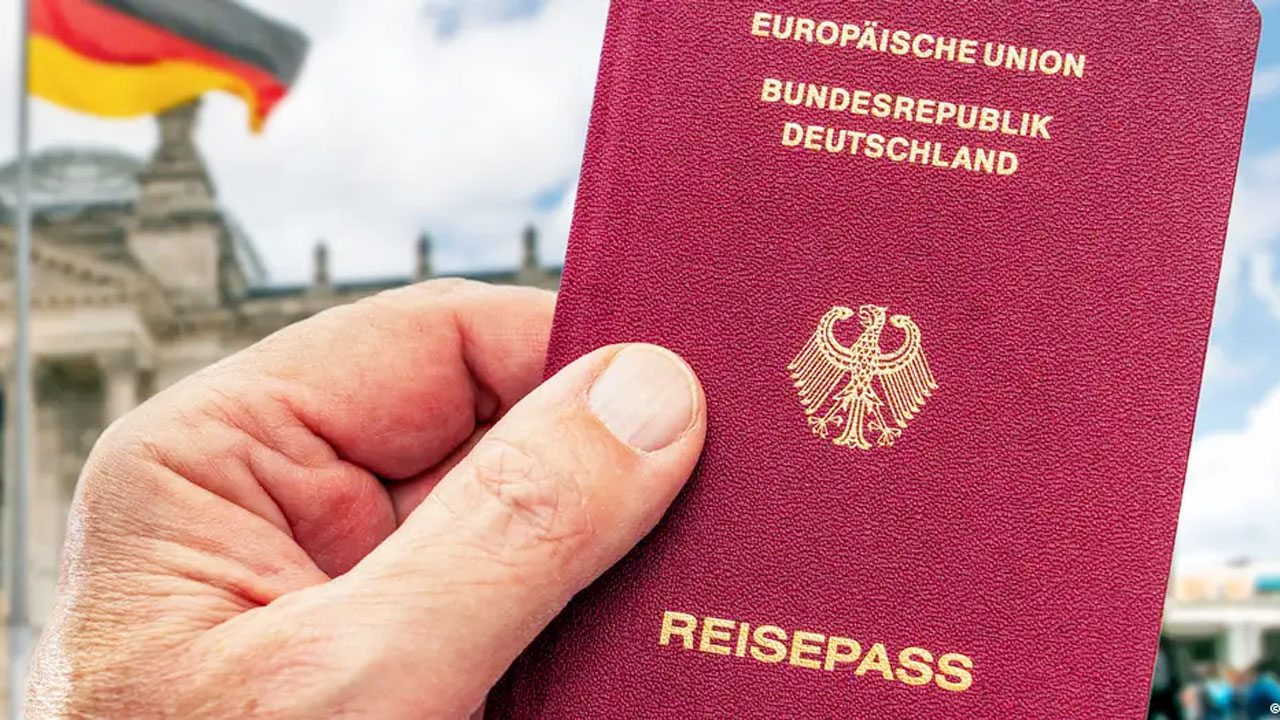 জার্মানির নাগরিকত্ব আবেদনে ভুল তথ্য দিলে ১০ বছরের নিষেধাজ্ঞা